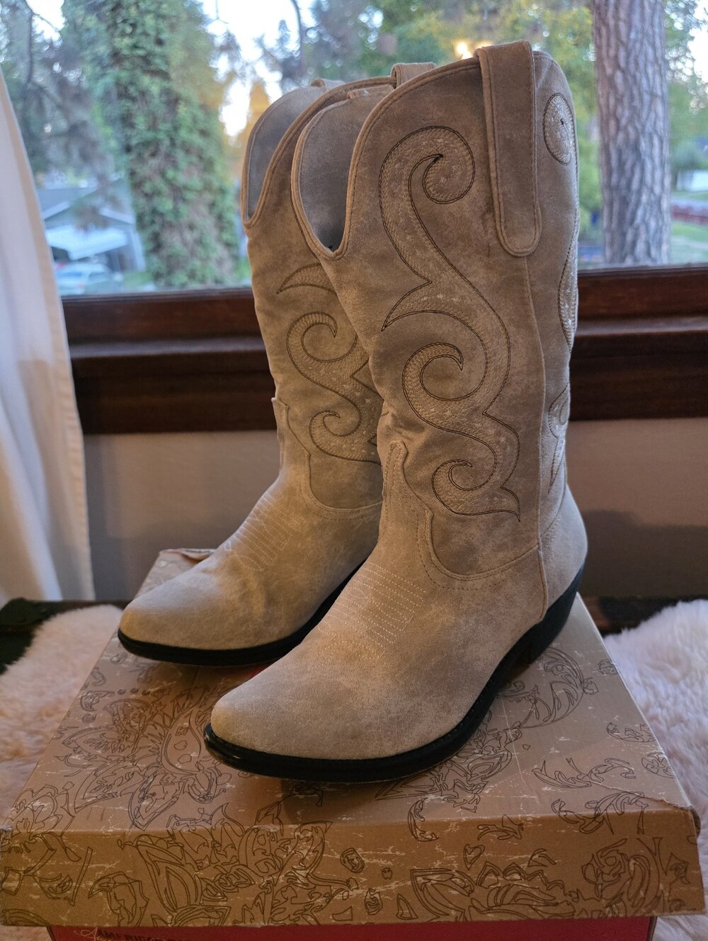 American Rag Western Cowboy Boots Light Tan Distressed Embroidered Size 8 W/ Box